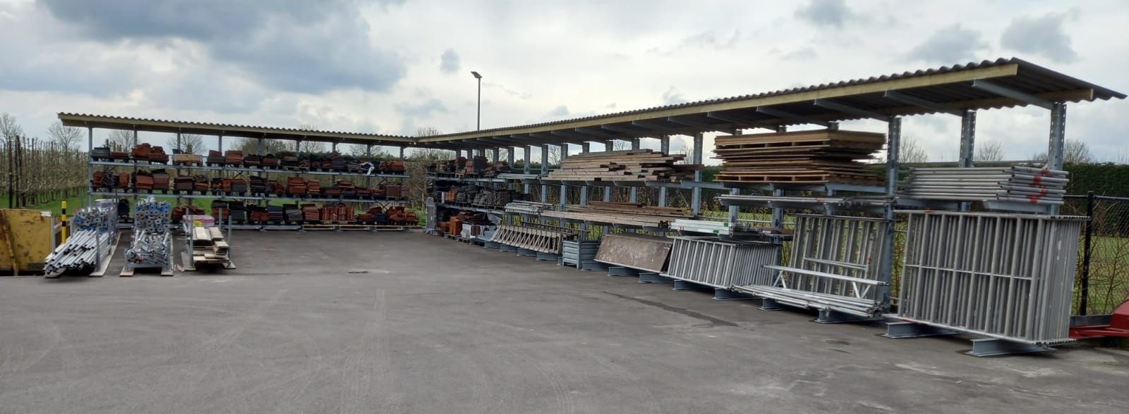 Project Poortvliet; Lage draagarmstelling met dak en bruggen voor palletopslag