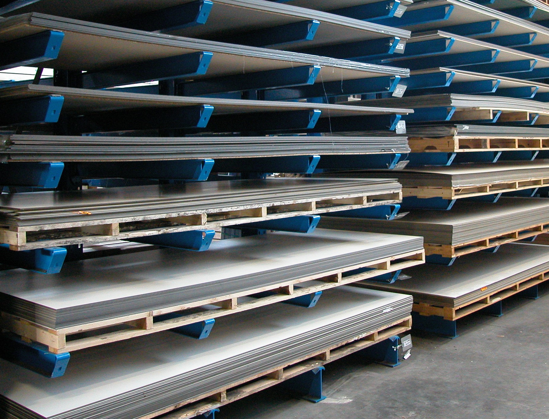 Voorraad draagarmstellingen voor plaatmateriaal 1,53 x 3,05 m.