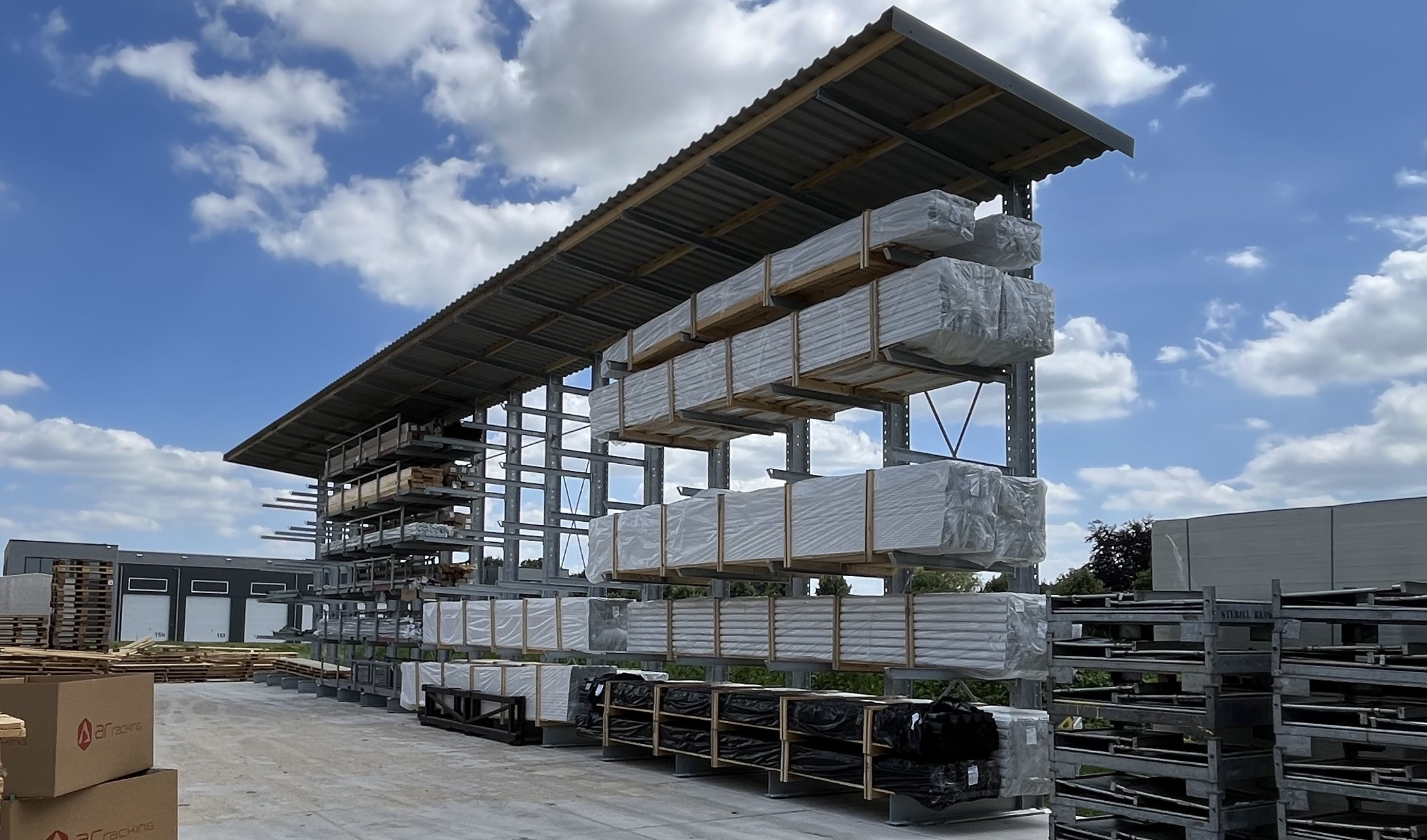 Project Haps; Draagarmstelling 6 meter hoog gemonteerd compleet met dakbeplating.